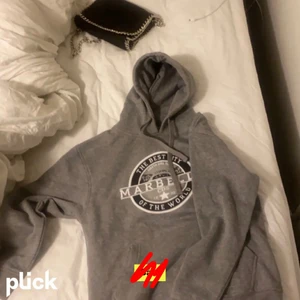 Grå hoodie  - Säljer denna gråa hoodie som jag köpt här på Plick. Den är i bra skick. Köptes för 290kr men säljer för 240kr