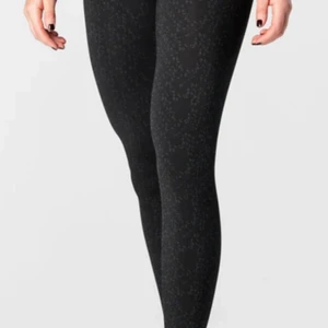 Reload träningsthights, oanvända - Ljusgråa tråningsthights från Reload i strl S, helt nya men säljes pga fel strl. Seamlessthights. Ordinarie nypris 649kr Finns även i ljusgråa strl S