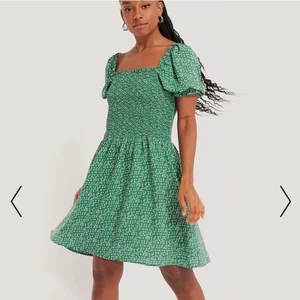 Grön klänning - Grön klänning ifrån NAKD, den första bilden stämmer bäst överräns i färg. Har lappen kvar, aldrig använd 