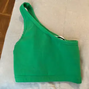 Grön partytopp från Zara. Den är one-shoulder. Det är skön och sitter bra! 