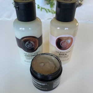 Hygienartiklar  - Här är det ett paket med en ansiktsmask och två st showergel. Allt är oanvändt! Frakten betalas av köparen