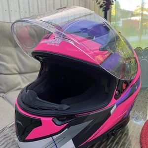 moppehjälm / MC hjälm  - PRIS GÅR ATT DISKUTERAS NER!     Köpte en helt ny märkes moppehjälm för ca 2000kr för att åka på min killes moppe. Vi gjorde slut innan jag ens hann använda den. Så den är helt ny, har till o med plasten kvar. Aldrig öppnat hjälmen ut orginalkartongen förutom för att ta kort på den. En häftig ECE- och DOT-godkänd motorcykelhjälm som är bäst i varmare åkattraktioner. Finns ventilation runt hjälmen pluss vindskydd vid hakan om de är kallt. Inbyggt mörkvisir/ solglasögon. Lås på hjälmen, luftig. 