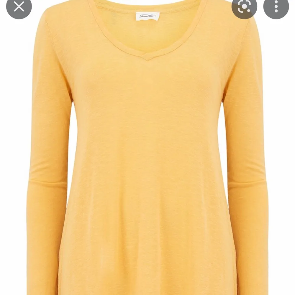 Säljer den här gula långärmade tröjan från American Vintage. Den är tunn och skön på sommaren. I bra skick.. Toppar.