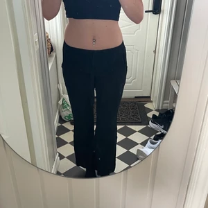 Svarta linnebyxor - Jättefina svarta linnebyxor som tyvärr är alldeles för små och för korta för mig. Säljer billigt då jag vill bli av med dom. Jätteskönt material och jättepraktiska med fickor. (Är 175cm) skulle passa i längden på någon som är 170 och neråt,