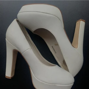 Klackskor  - Vita klackar, inte mina bilder men fråga gärna för mera bilder om du är intresserad❤❤