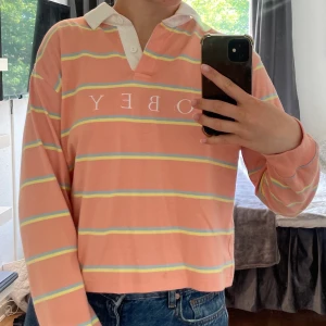 Obey Sweatshirt - Superfin och somrig tröja med krage från Obey, köpt på Carlings. Har endast använts två gånger och är i perfekt skick.  Den är i storlek S och är ganska kort. Nypris: 749 kr Köparen står för eventuell frakt