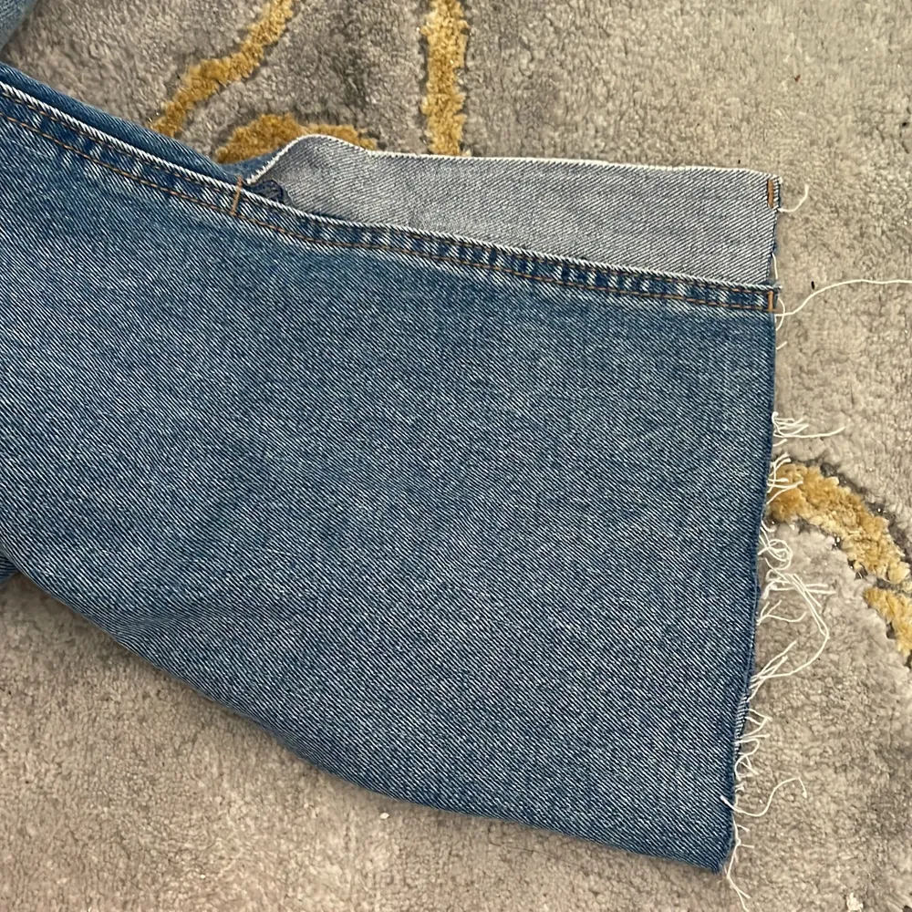 Raka nya jeans från affär i Spanien. Slits längst ner. Storlek 40. Jeans & Byxor.