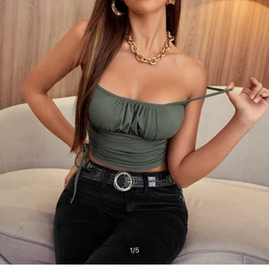 Grönt linne - Oanvänt linne från shein.  Axel banden är justerbara och även dom som sitter vid midjan.  Linjen under brösten är lite för långt upp på mig som har lite större så skulle passa perfekt på nån med lite mindre. Mina mått kan ni hitta i mina andra annonser.