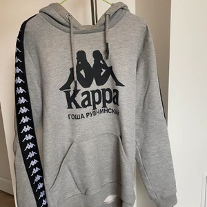 Gosha Rubchinskiy x Kappa - Från Gosha Rubchinskiys kollektion med Kappa. Storlek L.  Använd ett fåtal gånger, bra skick.