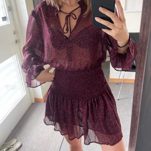 Somrig klänning från Zara - Såå fin klänning från zara med prislapp kvar! 