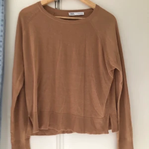 Fin tröja från zara🤎🌼 - En väldigt ny tröja från Zara💕 tyvärr passar den mig inte så bra. Strl S köpt för 200