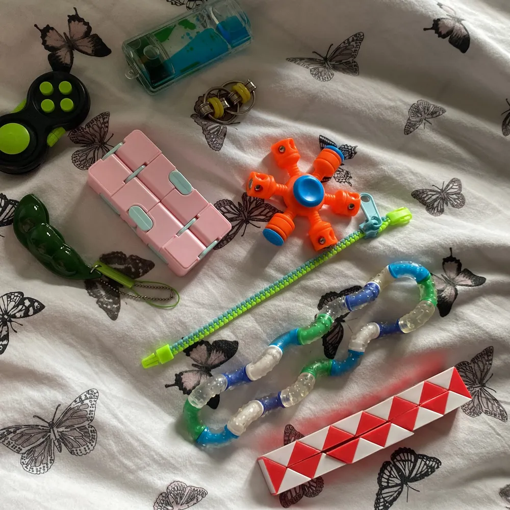 Fidget toy pack med 9 fidget toys <3 vid funderingar skriv det💕💫. Övrigt.