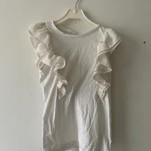 Topp med volanger  - Har tagit bort lappen men skulle säga att den passar   xs/s