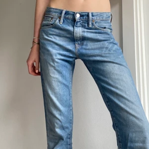 Lågmidjade jeans - Super snygga lågmidjade jeans från Levis! Perfekt till sommarkvällar!❤️ köparen står för frakten 66kr! 📦