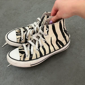 Zebra converse storlek 38  - Super fina converse i zebra mönster storlek 38. Köpte på zalando men helt slutsålda. Lite högra sula så dom är väldigt sköna jämfört med vanliga converse!🥰💖