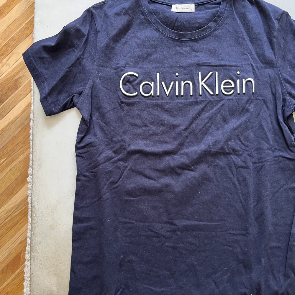 T-shirt från Calvin Klein Storlek S Använd men i gott skick. T-shirts.