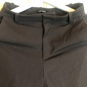 Kostymbyxor från Lindex  - Kostymbyxor storlek 34 snygga mörk brun köpte för 299
