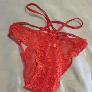 Trosor - Röda sexiga trosor som går över höfterna.  Frakt 14kr postnord 