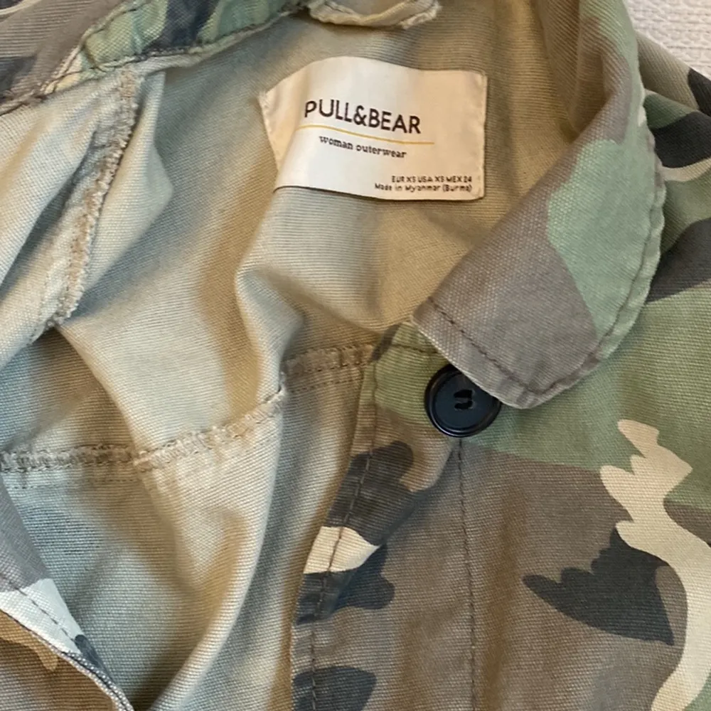 Använd 1 gång Kamouflage jacka från pull&bear i gott skick storlek xs Kort modell   Nypris 300  Säljer den för 200 . Jackor.