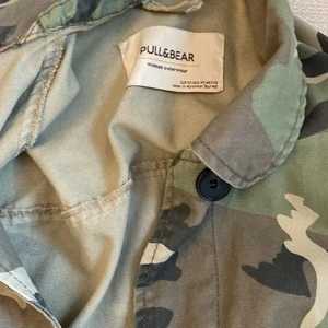 Jacka  - Använd 1 gång Kamouflage jacka från pull&bear i gott skick storlek xs Kort modell   Nypris 300  Säljer den för 200 