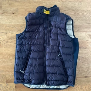 Parajumper väst - Äkta Parajumper väst köpt från kids brandstore för 2600kr                       Den är använd i 2 månader och den har inga repor eller några skador     Det är en storlek S men funkar i XS också