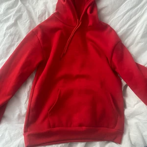 Röd hoodie - Säljer denna fina Hoodie från SHEIN då den inte kommer till användning, den är aldrig tvättad och aldrig använd (nyskick)