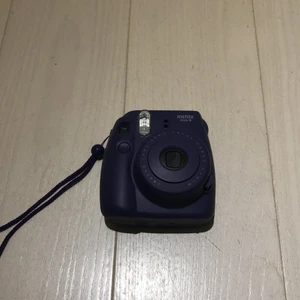 Lila kamera - En rolig lila instax kamera,innehåller ej några bilder så det får man köpa till själv!