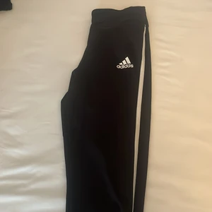 Adidasbyxor (träningsbyxor) - Svarta basis träningens byxor från adidas (orginal pris 250kr)
