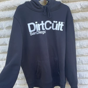 DirtCült hoodie  - Säljer min DirtCült hoodie. Köpt för några år sen, men bara blivit liggandes i garderoben. Använd ca 5 ggr. Så är i mycket fint skick.  Köparen står för frakten, och pris kan diskuteras vid snabb affär. 