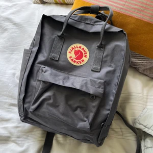 NY kånken fjällräven  - Grå ny kånken som jag fått i present men tyvärr inte får användning för då jag har andra💕💕