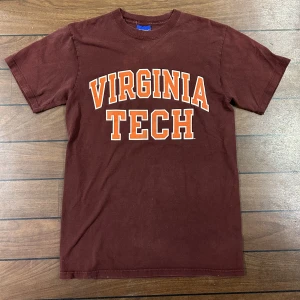 Vintage Champion T-shirt  - Snygg champion T-shirt i storlek M     Använd gärna Köp nu!🙏  Är osäker på färg men brun/vinröd