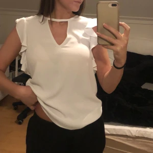 Blus - En vit söt blus från Bershka med fina detaljer. Använd fåtal gånger så inga slitage eller liknande. Köparen står för frakt💕 pris kan oftast diskuteras och kan ge paketpris så kika gärna in de andra jag säljer