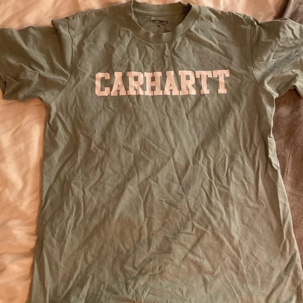 En jättefin T-Shirt från Carhartt med inga större tecken på användning. Tröjan är i mintgrön. Hör av er vid övriga frågor💓. T-shirts.