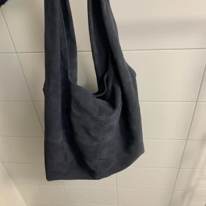 Beck söndergaard väska - Jag säljer den här väskan från Beck söbdergaard. Den är köpt i somras men aldrig använd så den är i fint skick. Säljer eftersom den inte kommit till användning för mig. Nypris 1400kr💖