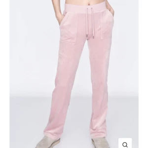 Juciy byxor  - Juciy byxor i färgen Classic Velour Del Ray Pant Zephyr. Ganska använda i storlek xs. Säljer pågrund av att jag vill köpa i en mindre storlek. Så säg gärna till om du skulle vilja byta😊 men går att bara köpa byxorna❤️