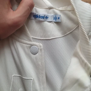 Vintage Adidas - En riktigt snygg vintage adidas kofta i vit. Den är sparsamt använd och är i storlek S/M. Pris kan såklart alltid diskuteras 🎄