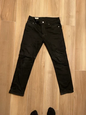 Levis jeans  - Ett par Levis 511 i bra skick som jag säljer då jag vuxit ur dem. De är lite uppsydda i butik och har storleken 30/30