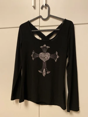 Y2k tröja med Kors  - Fin tröja med kors och öppen rygg, saknar storlek men skulle säga S/M 🖤
