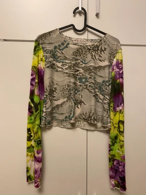 Y2k tröja - Fin Y2k tröja i storlek L men skulle säga att det är mer en M