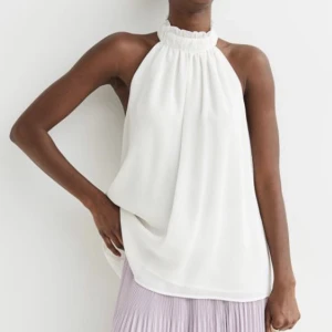 Vit topp - Super fin blus utan axlar från hm, alldrig använd då den inte kommer till användning tyvärr💗