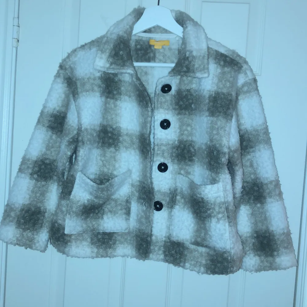 Fin skjortjacka i pile från Gina Tricot. Vit/beige. I kortare modell. Mycket lite använd. (köparen står för frakten)❤️. Tröjor & Koftor.