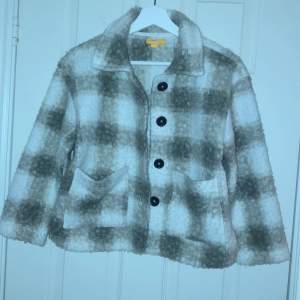 Fin skjortjacka i pile från Gina Tricot. Vit/beige. I kortare modell. Mycket lite använd. (köparen står för frakten)❤️