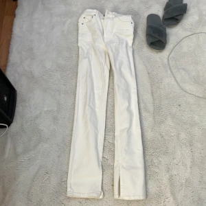 vita jeans - fina vitajeans med slit nedtill, använda 1 gång
