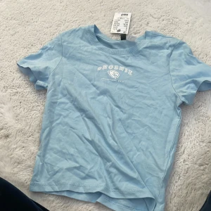 croptop - fin blå croptop, aldrig använd. OBS prislapp sitter kvar!