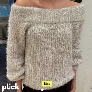 Jätte fina tröja till nyår eller jul - Säljer denna jätte fina och gosiga tröjan💓 köpte tröjan här på plick men tyvärr var den lite stor och därav säljer jag tyvärr den igen!! Obs: bilderna är inte mina, så skriv för egna bilder💓