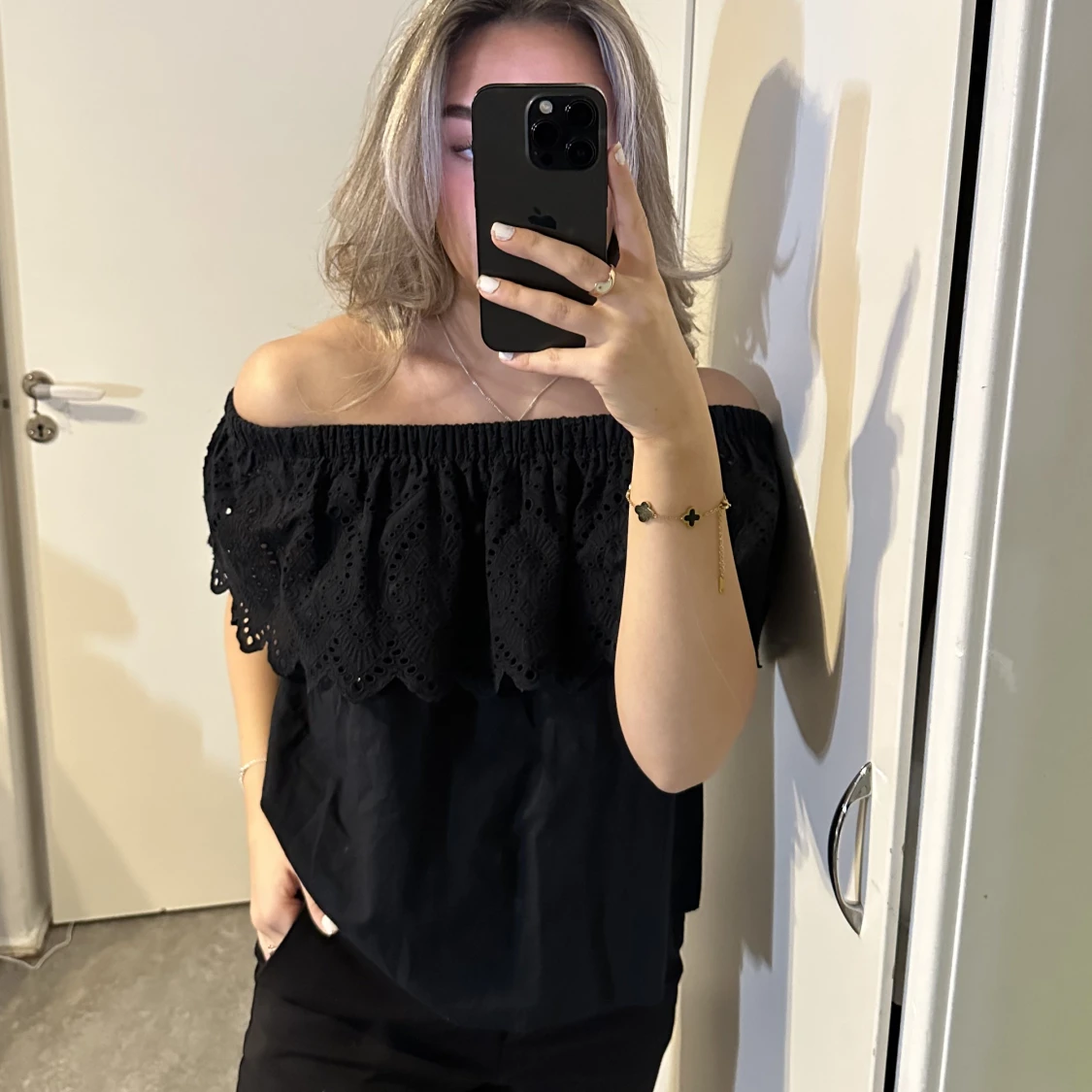 Svart off shoulder topp - 90