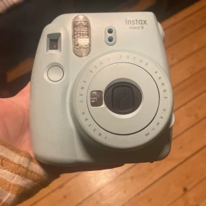 Polaroid instax mini 9 - Säljer min kamera för att jag har fått en ny. Den är två år gammal men funkar som ny. Jag säljer även film som skickas tillsammans. Två filmpaket för 100 kr och 500 för kameran.