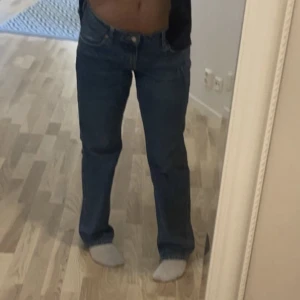 Weekday jeans  - Säljer mina fina arrov low jeans från weekday, säljer dom då de inte kommer till användning nå mer köpte effter sommaren och har bara använts några få gånger, köptes för 500💞 har längd 32 och är 1,67 