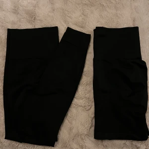 Tränings tights - Långs tights och en kort tights. Högmidja, sitter som en smäck. Båda har scrunch bak som gör att figuren framhävs bättre. S i långs och M i korta men upplever båda som storlek S.