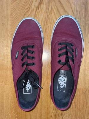 Vans - Vans låg sneaker, vinröd strl 38.  Använd fåtal gånger, inget synligt slitage. 